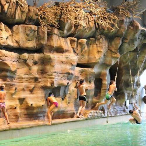 Kinderen aan touwen in Aquariaz