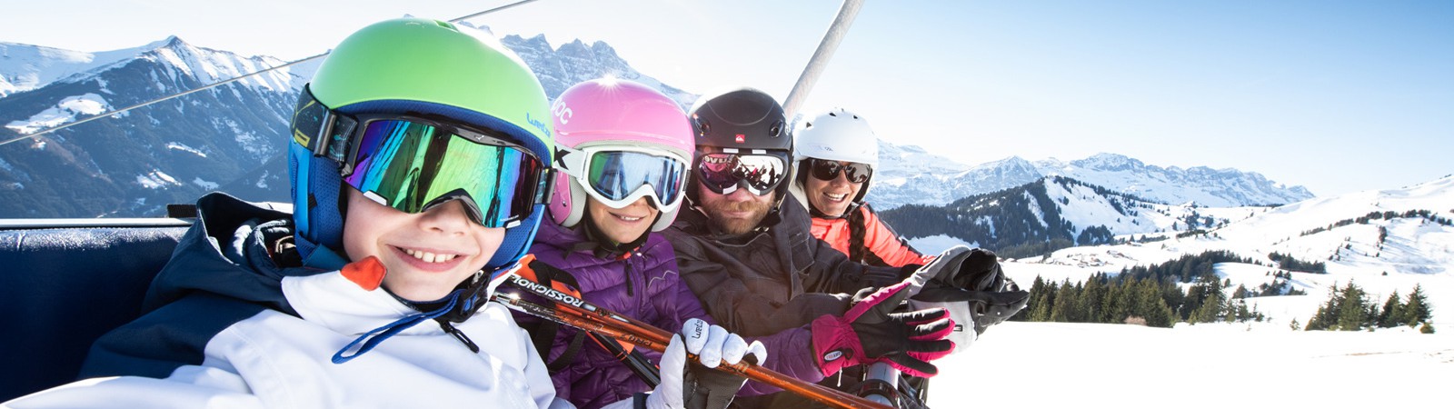 Familie in de skilift