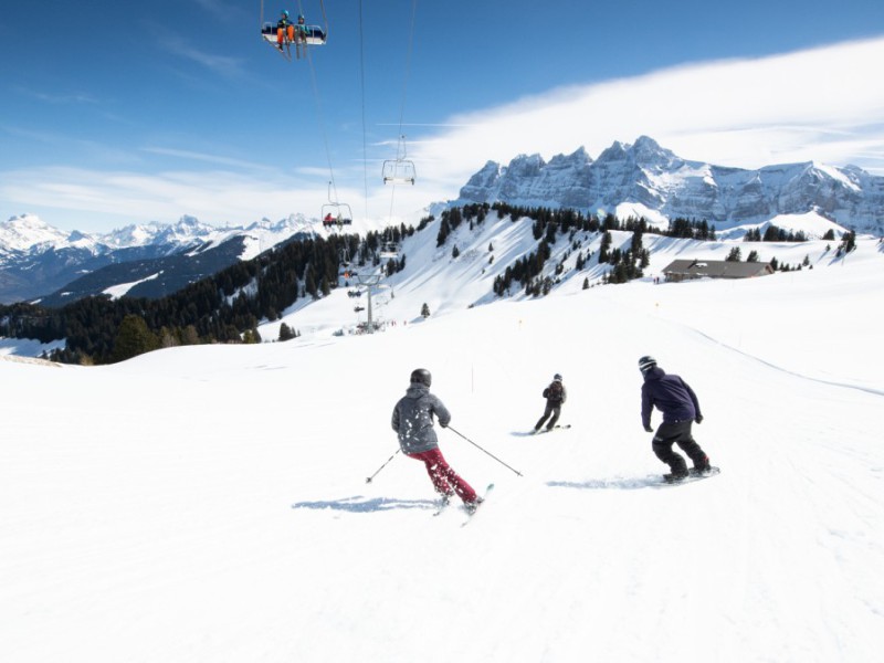 skiers Portes du Soleil